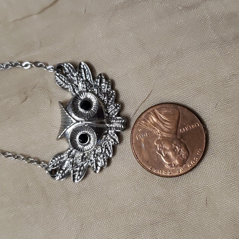 Vintage Beautiful Silver Tone Owl Pendant Necklace. - Picture 4 of 7
